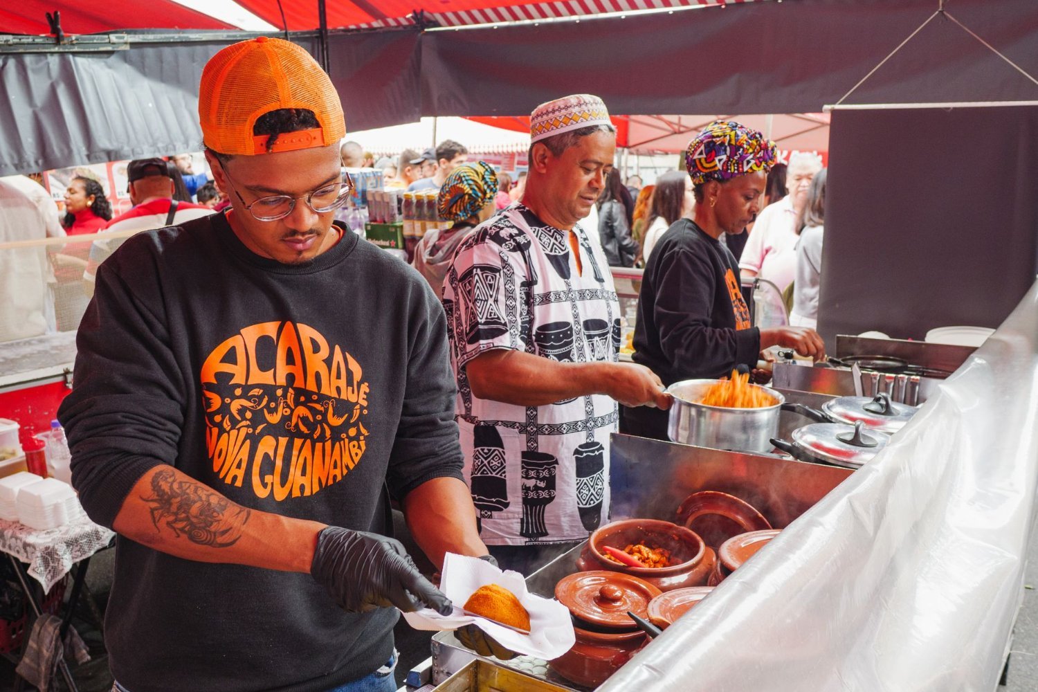 Feira de São Cristóvão: o Nordeste no Coração do Rio 3 Movimento de barracas de comida e artesanato dentro do Pavilhão de São Cristóvão