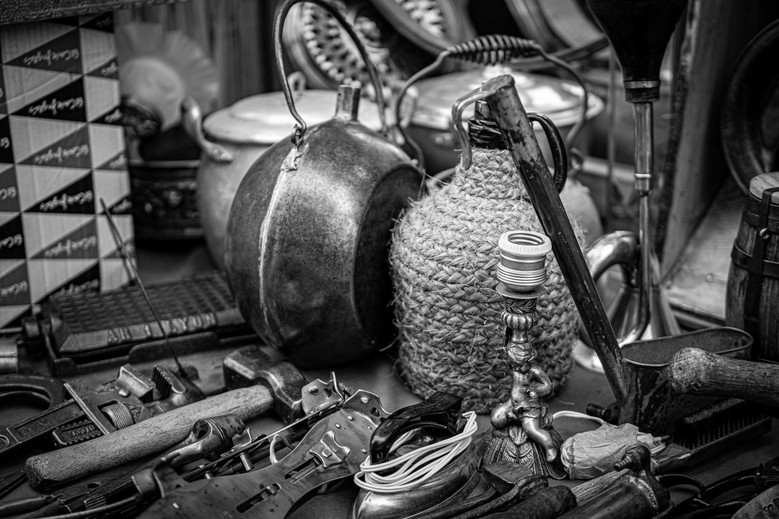 Feira de Antiguidades da Praça XV: o Que Encontrar e Como Aproveitar 3 Barraca de feira com objetos vintage, quadros e itens usados dispostos para venda