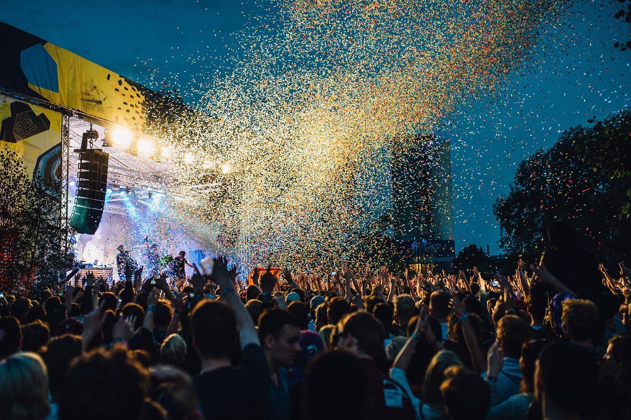 Festival de Inverno Rio 2026: lineup, ingressos e como chegar 1 Grande plateia em festival de música ao ar livre, estilo Festival de Inverno Rio na Marina da Glória