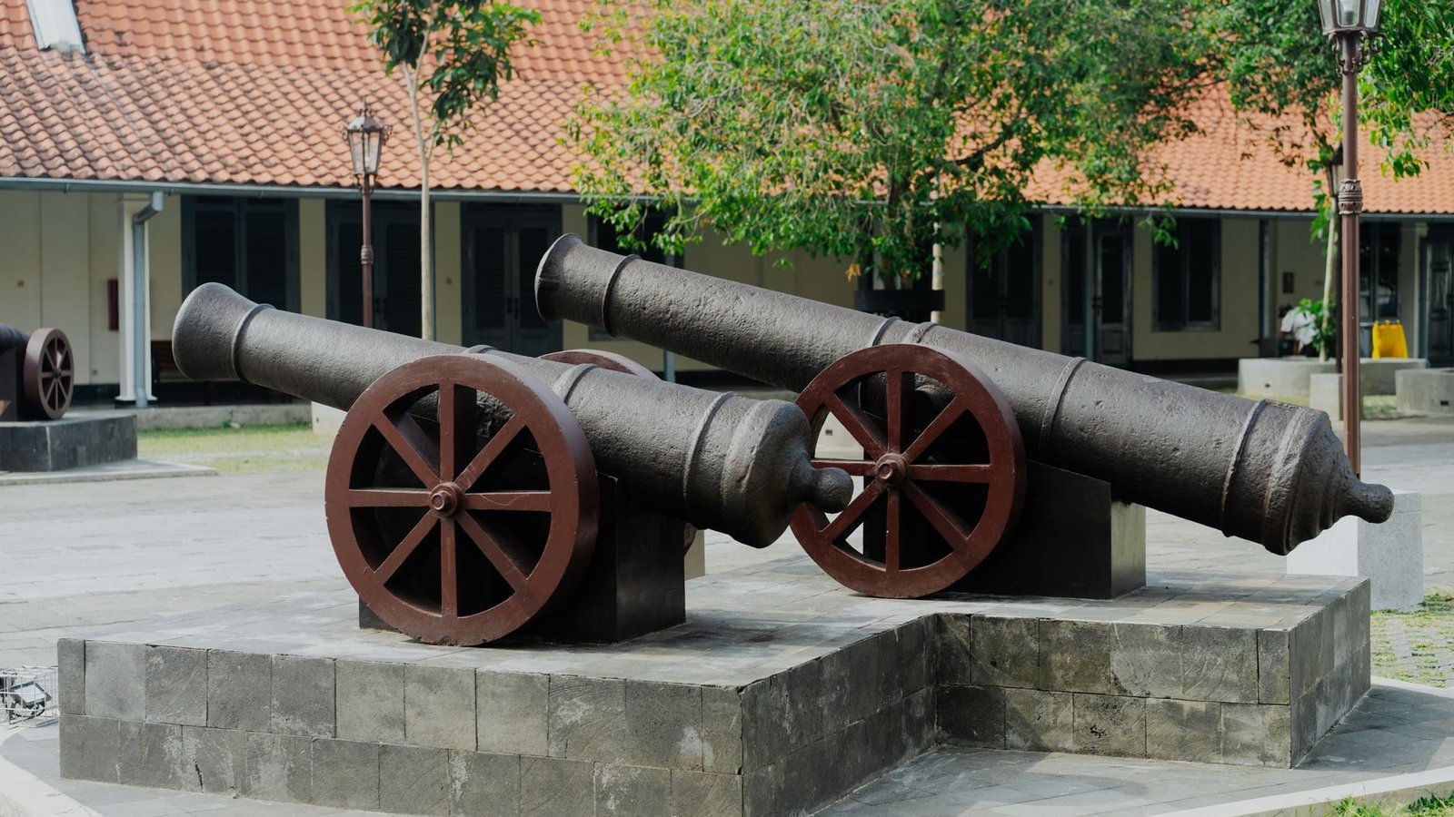 Forte de Copacabana: História, Vista e Museu 2 Canhões históricos em forte militar com vista para o mar