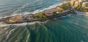 Vista aérea do Forte de Copacabana com o mar e a praia ao fundo