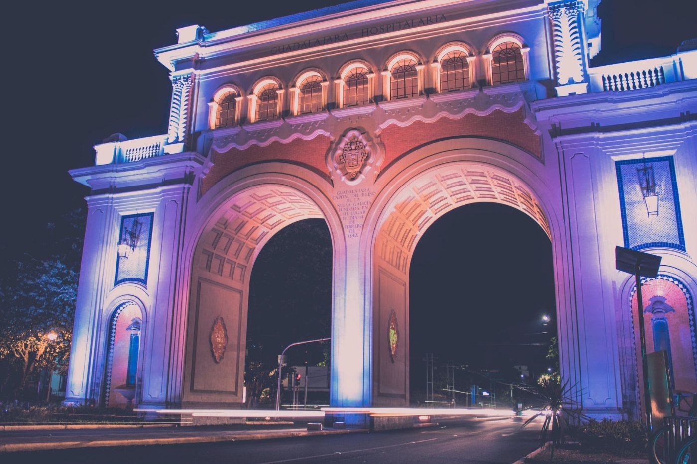 Lapa à Noite: Roteiro pela Boemia mais Famosa do Rio 4 Arco histórico iluminado durante a noite no Rio de Janeiro