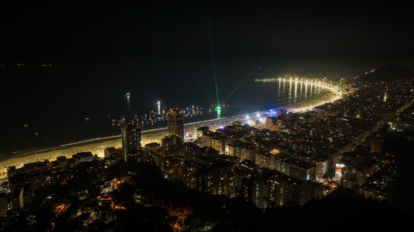 Lapa à Noite: Roteiro pela Boemia mais Famosa do Rio 3 Vista aérea noturna da cidade do Rio de Janeiro com luzes acesas