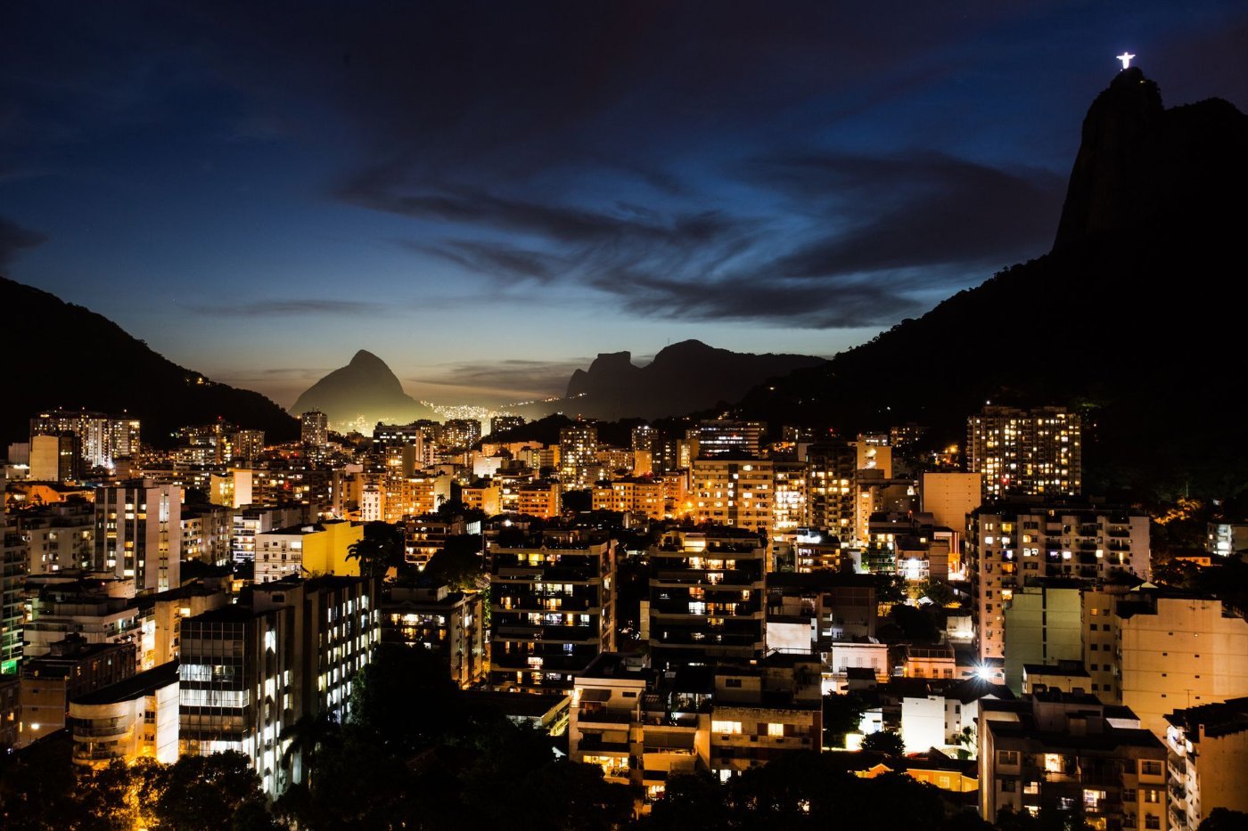 Lapa à Noite: Roteiro pela Boemia mais Famosa do Rio 2 Vista noturna da cidade do Rio de Janeiro com luzes dos prédios