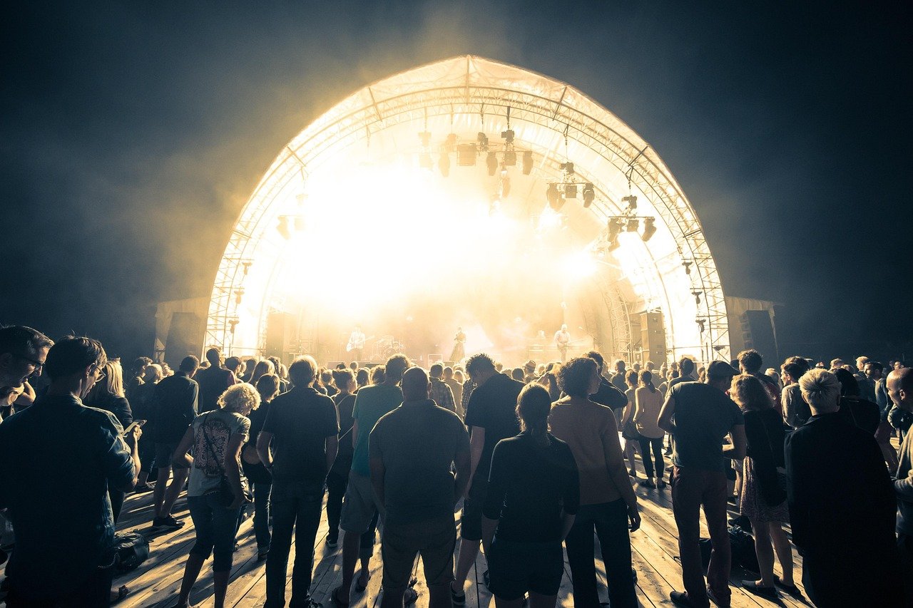 Liniker – Bye Bye Caju no Rio: ingressos, preços e como chegar à Farmasi Arena 2 Show ao vivo em arena com palco iluminado e público celebrando