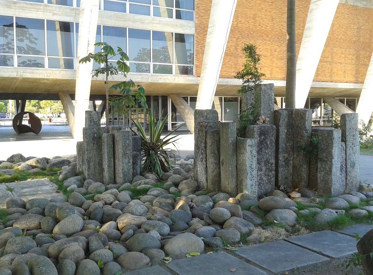 MAM Rio: o Que Ver no Museu de Arte Moderna do Rio de Janeiro 4 Esculturas no jardim do MAM Rio entre a vegetação assinada por Burle Marx