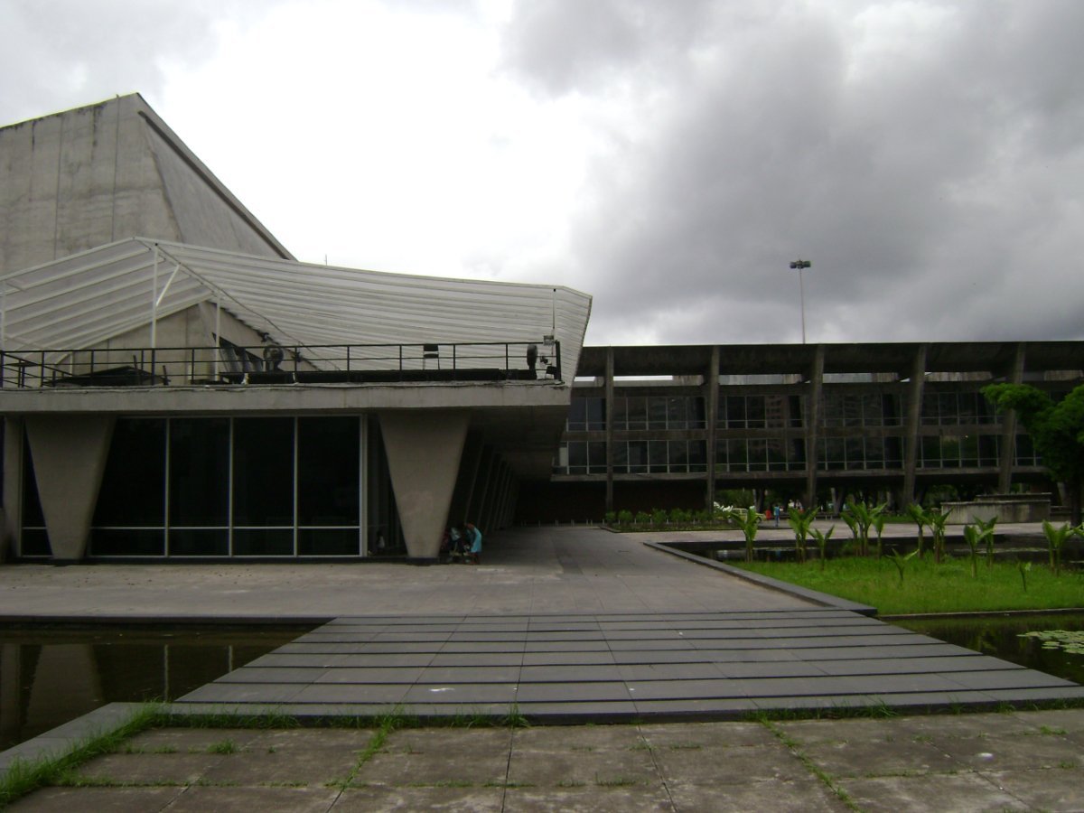 MAM Rio: o Que Ver no Museu de Arte Moderna do Rio de Janeiro 1 Fachada modernista do MAM Rio com pilares em V de Affonso Eduardo Reidy