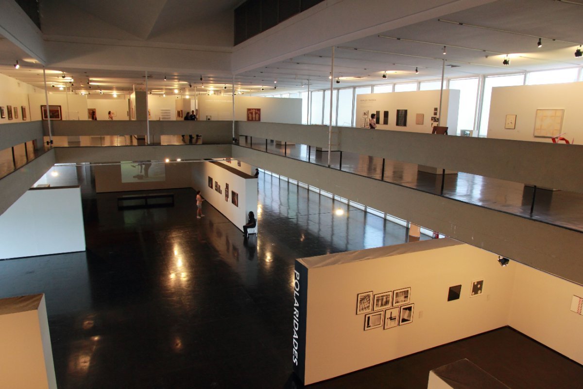 MAM Rio: o Que Ver no Museu de Arte Moderna do Rio de Janeiro 3 Vista geral do MAM Rio e do Aterro do Flamengo com a Baía de Guanabara ao fundo