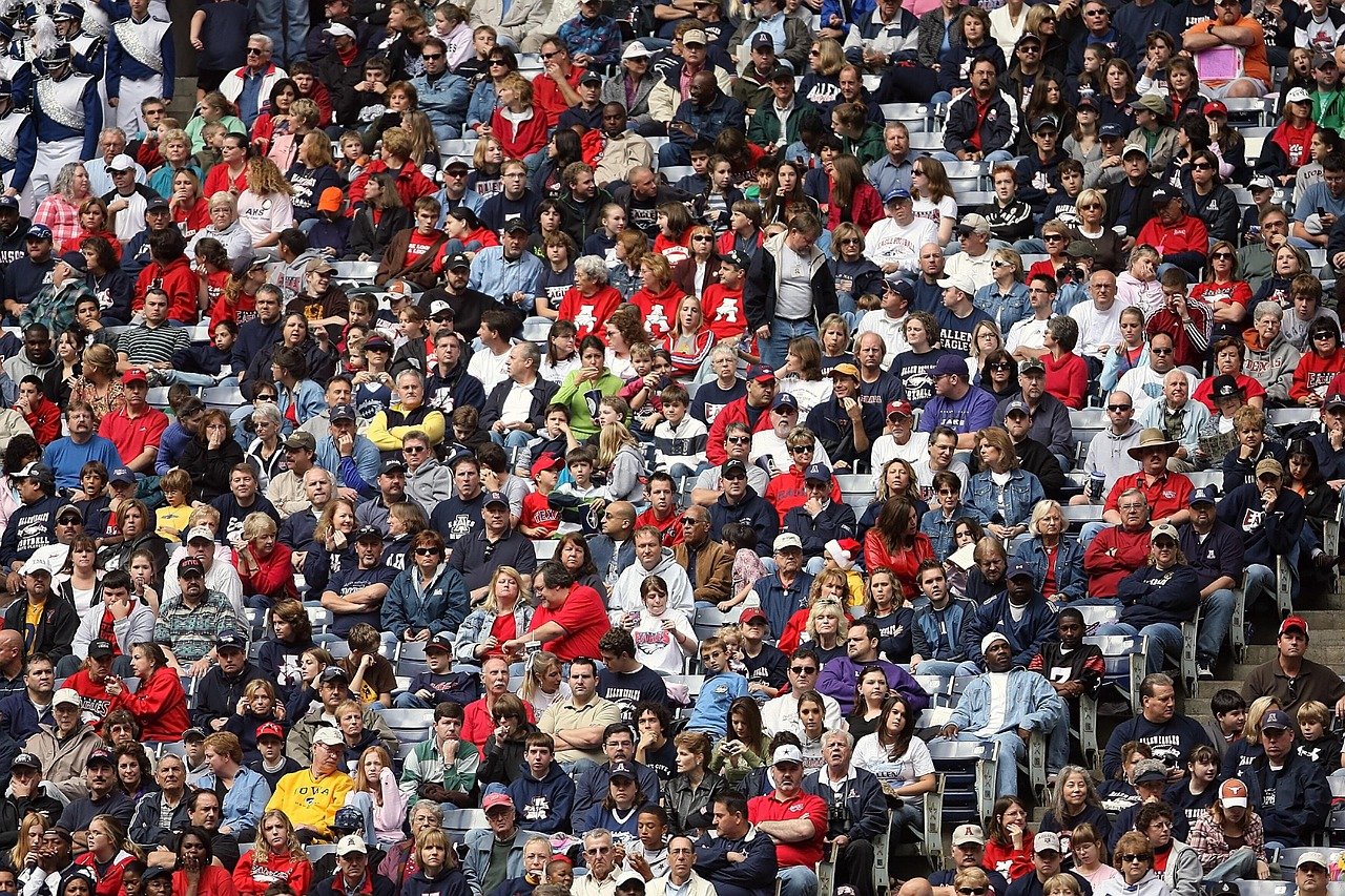 NFL Rio Game 2026: Cowboys x Ravens no Maracanã — ingressos, preços e como chegar 1 Torcedores animados nas arquibancadas durante jogo esportivo