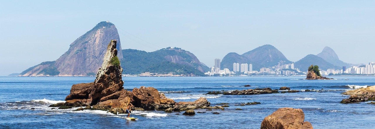 Caminho Niemeyer em Niterói: Roteiro pelas Obras de Oscar Niemeyer 4 Vista panorâmica de Niterói com Icaraí e o mar ao fundo