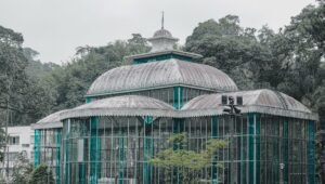 Palácio de Cristal em Petrópolis, estrutura de ferro e vidro importada da França rodeada de vegetação