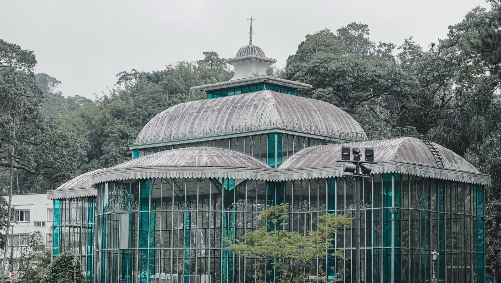 Petrópolis: Palácio Imperial e Bate-Volta a Partir do Rio de Janeiro 1 Palácio de Cristal em Petrópolis, estrutura de ferro e vidro importada da França rodeada de vegetação