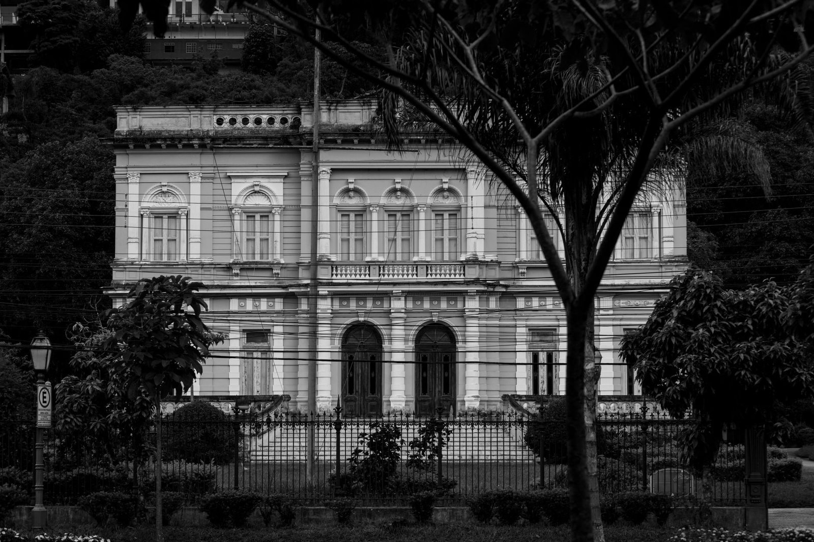 Petrópolis: Palácio Imperial e Bate-Volta a Partir do Rio de Janeiro 3 Fachada do histórico Palácio Rio Negro em preto e branco, Petrópolis, Rio de Janeiro