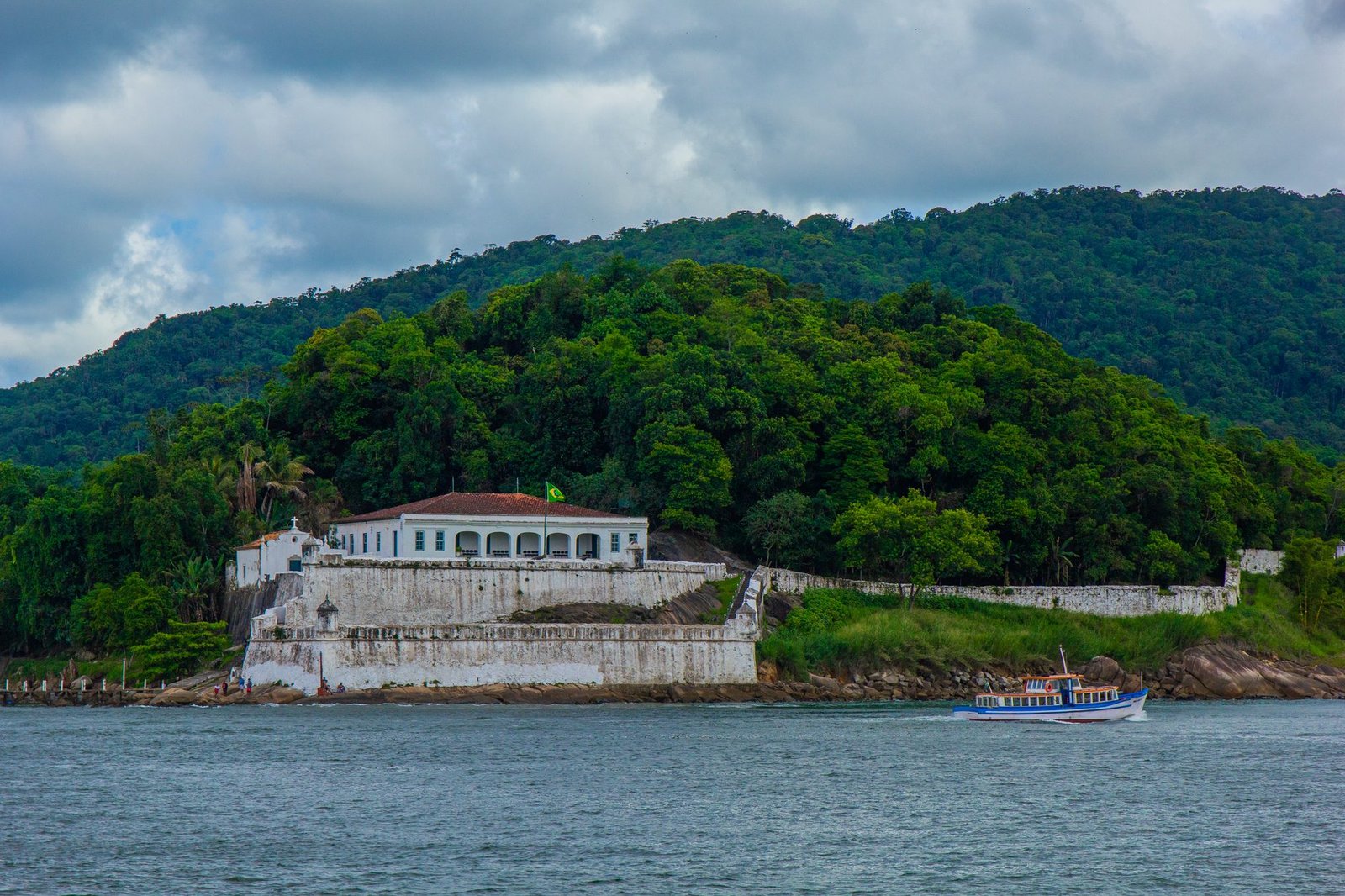 Ilha de Paquetá: Bate-Volta de Barco pela Baía de Guanabara 4 Arquitetura colonial colorida em ilha brasileira com casarões históricos