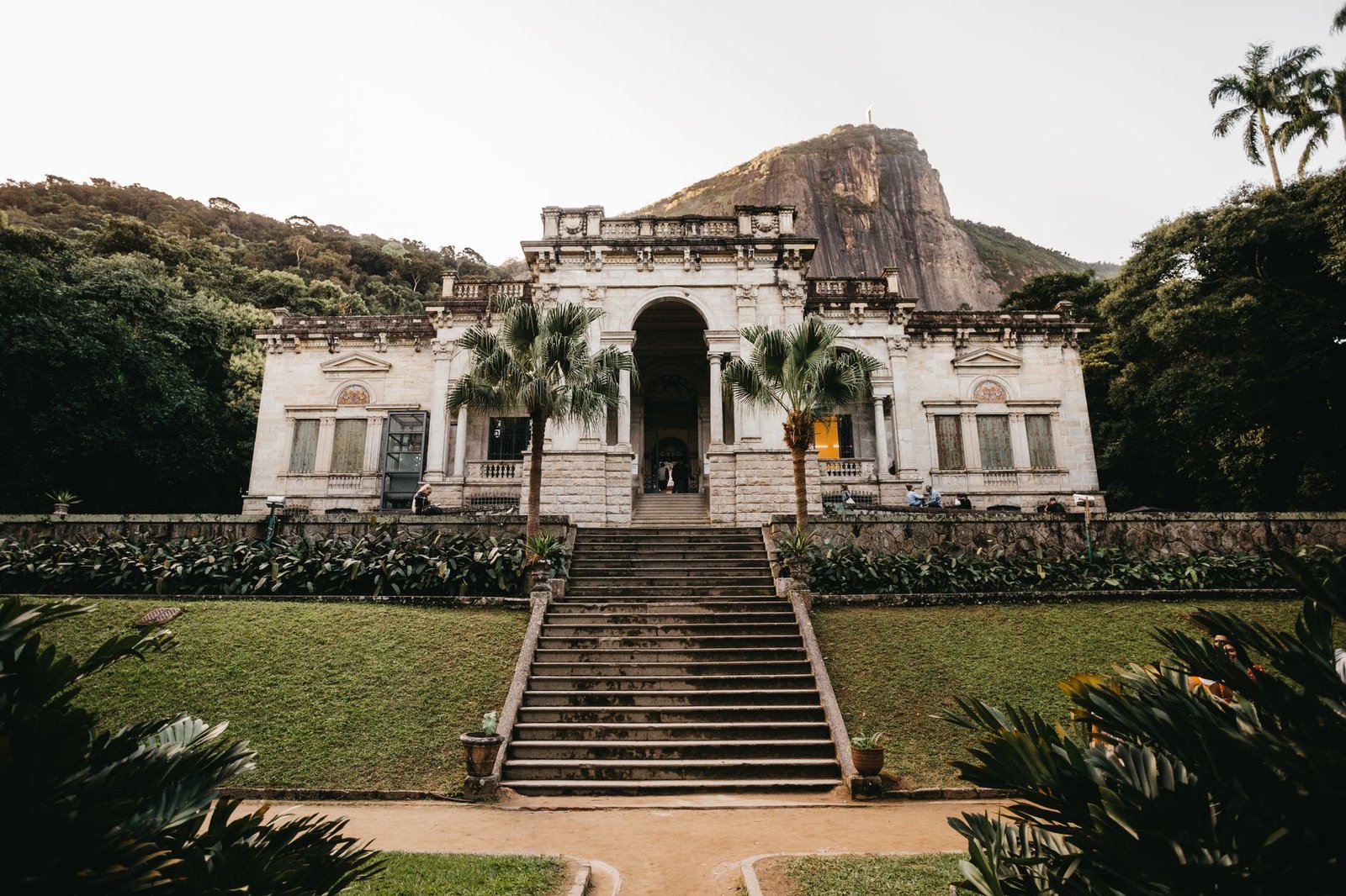 Parque Lage: o Cartão-Postal aos Pés do Corcovado 2 Fachada histórica do Parque Lage em Rio de Janeiro