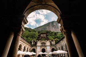 Vista do pátio histórico do Parque Lage com colunas brancas