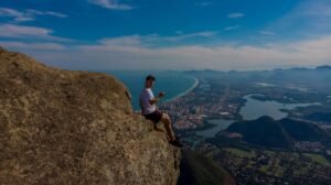 Vista do mirante da Pedra Bonita com São Conrado e o oceano ao fundo, Rio de Janeiro