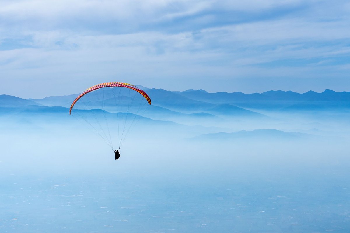 Pedra Bonita: Trilha Fácil, Mirante e Voo Livre na Zona Sul 4 Parapente decolando da rampa de voo livre da Pedra Bonita em São Conrado, Rio de Janeiro
