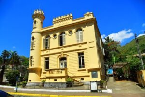 Casarão histórico de fachada amarela em Petrópolis, RJ