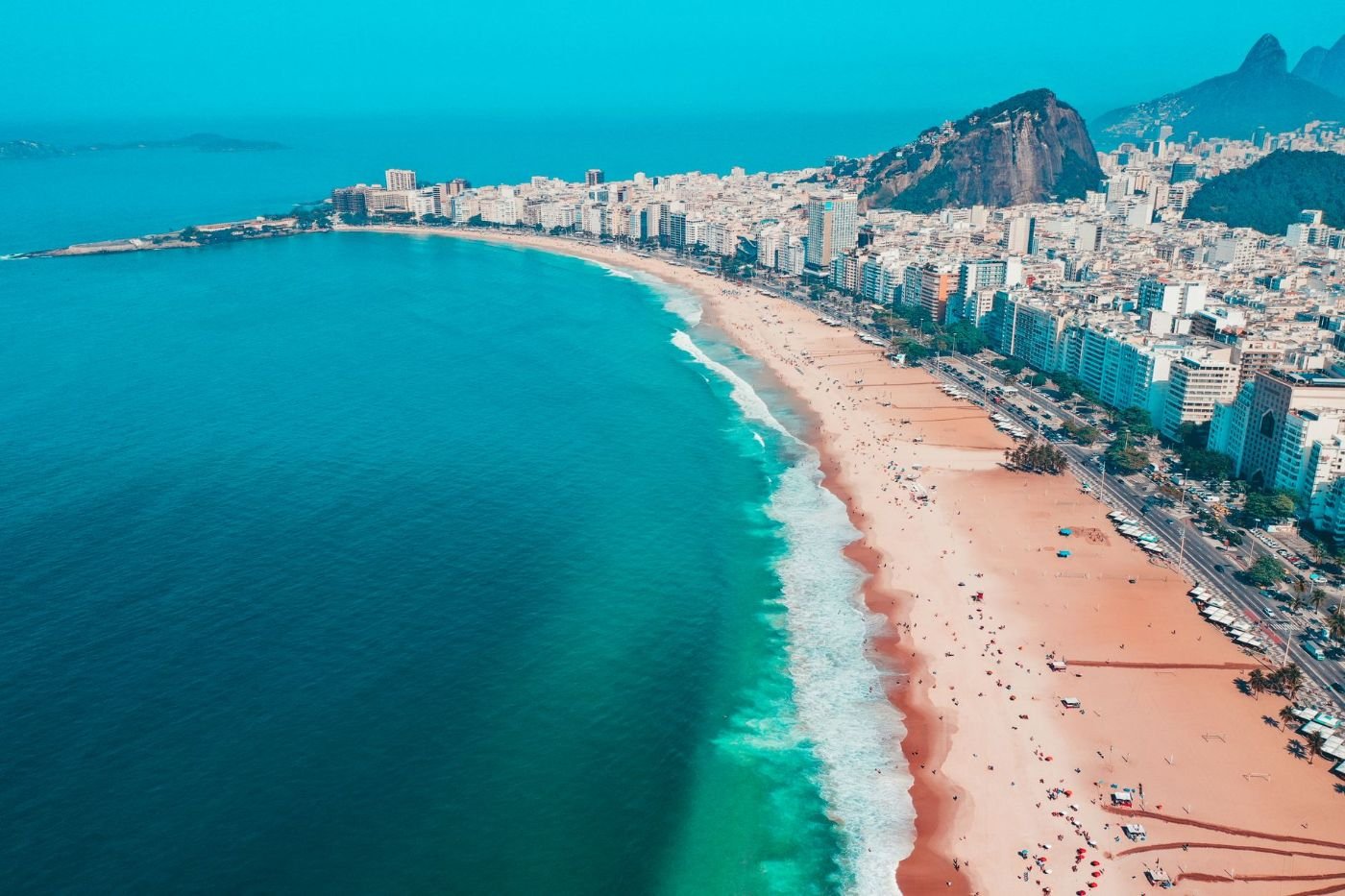 Quanto Custa uma Viagem ao Rio de Janeiro: Orçamento Completo 4 Vista aérea de bairro litorâneo do Rio de Janeiro com prédios e mar