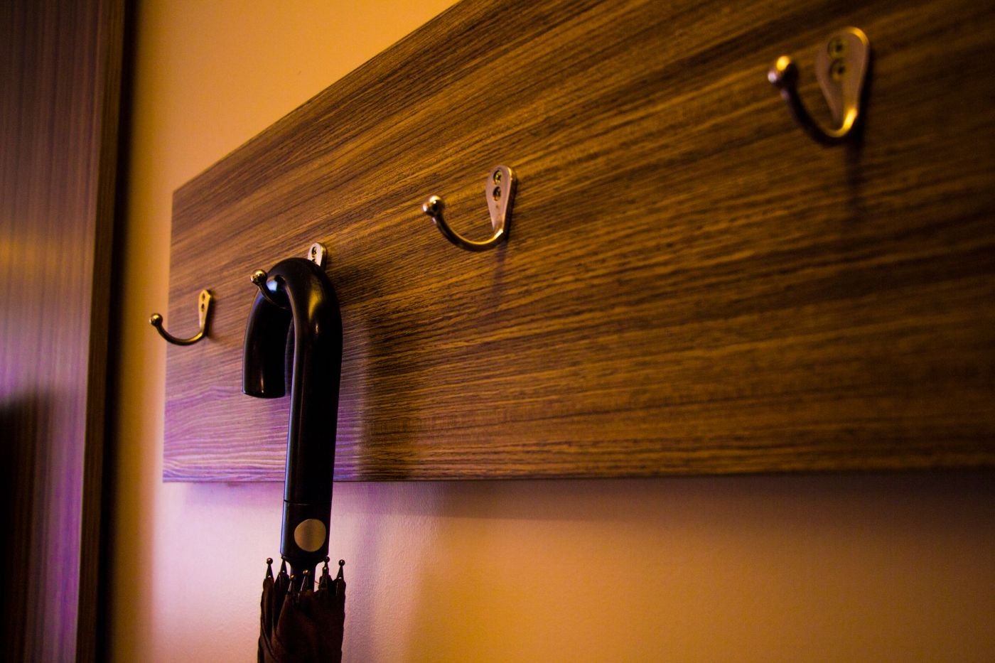 Quanto Custa uma Viagem ao Rio de Janeiro: Orçamento Completo 3 Detalhe de hospedagem no Rio de Janeiro — rack de quarto de hotel