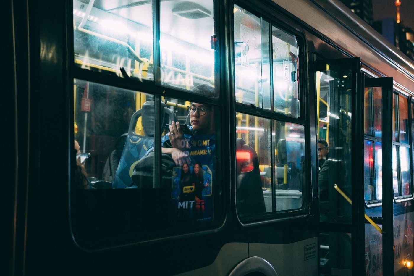 Como se Locomover no Rio de Janeiro: Guia de Transporte 2 Passageiros sentados dentro de um ônibus no Brasil