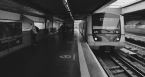 Estação de metrô com trem se aproximando — transporte público no Rio de Janeiro