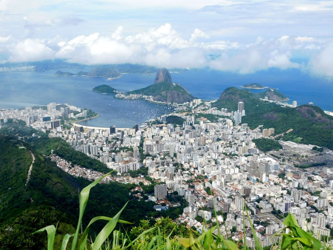 Como se Locomover no Rio de Janeiro: Guia de Transporte 4 Vista aérea do Rio de Janeiro com o Pão de Açúcar ao fundo