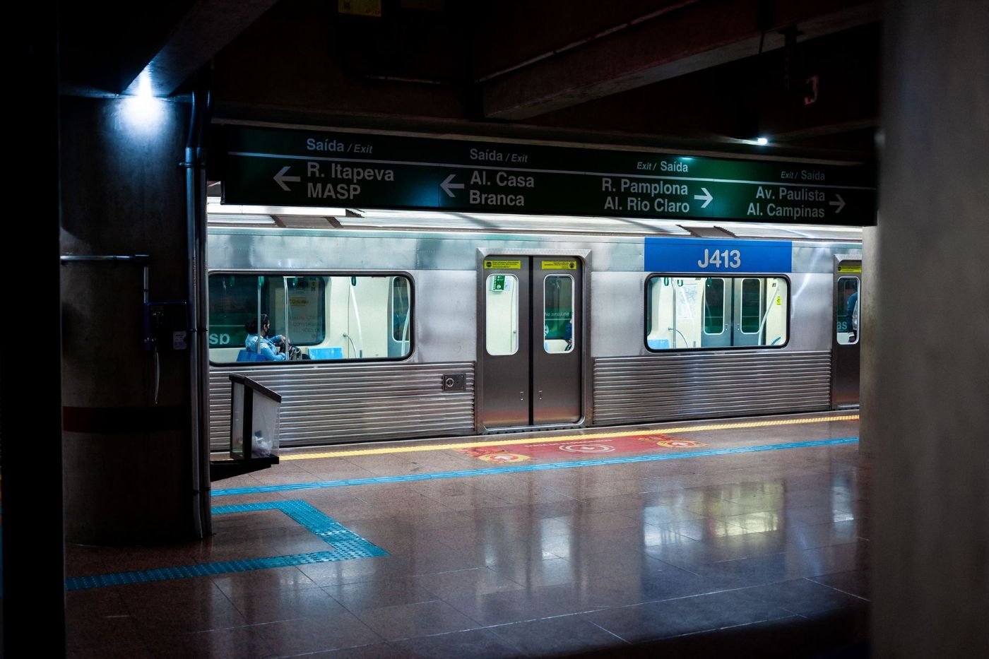 Como se Locomover no Rio de Janeiro: Guia de Transporte 3 Trem parado em estação de metrô no Brasil