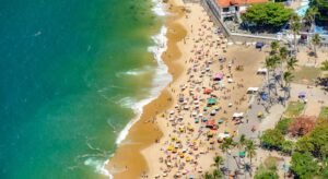 Vista aérea da Praia de Ipanema com banhistas e o mar azul do Rio de Janeiro