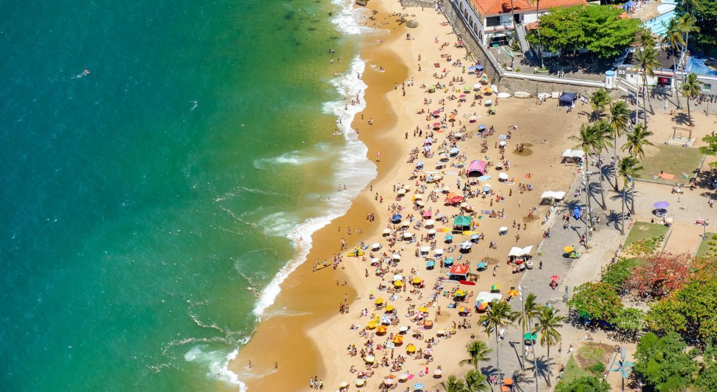 Quanto Custa uma Viagem ao Rio de Janeiro: Orçamento Completo 1 Vista aérea da Praia de Ipanema com banhistas e o mar azul do Rio de Janeiro