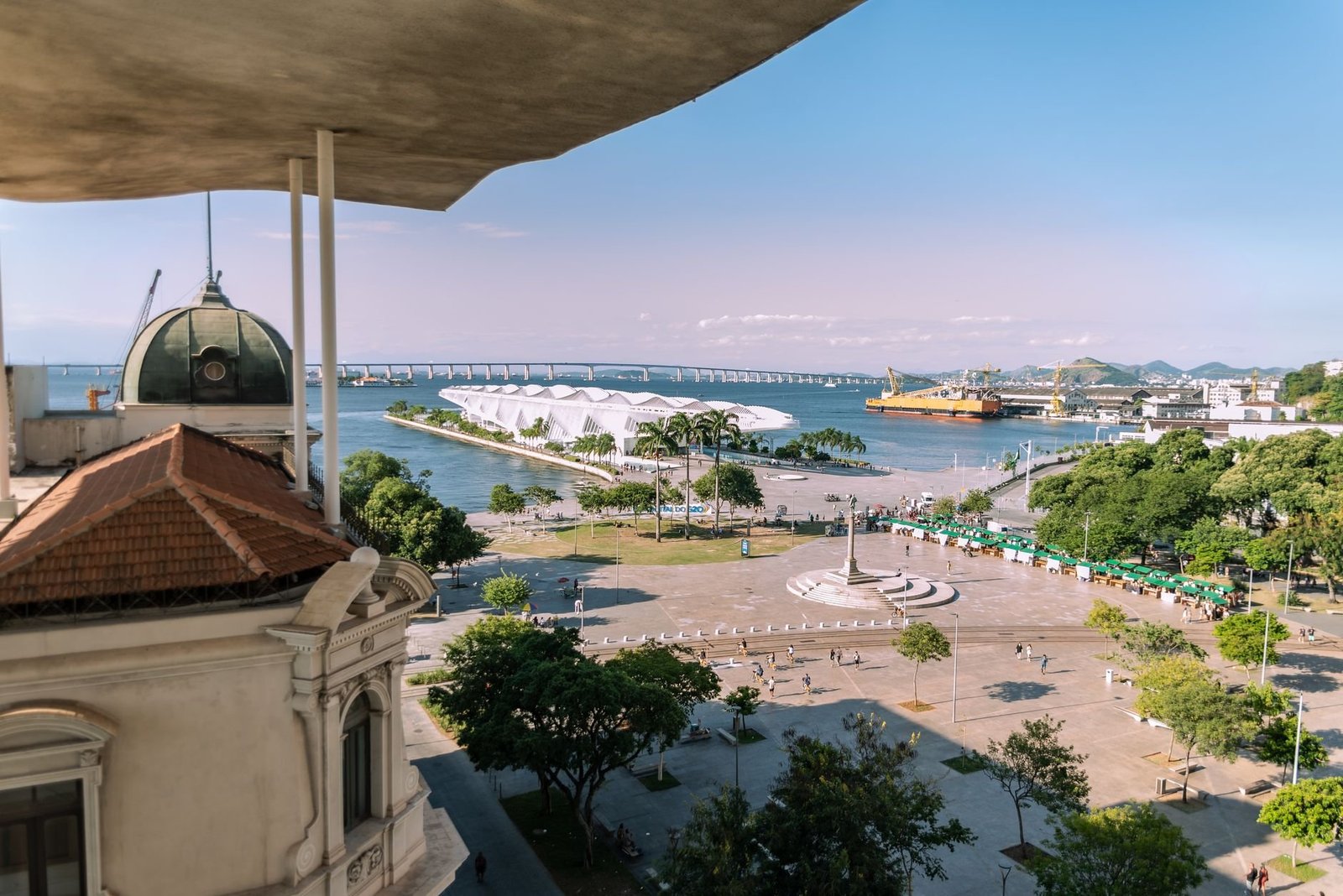 Feira de Antiguidades da Praça XV: o Que Encontrar e Como Aproveitar 4 Vista da Praça Mauá com o Museu do Amanhã e a orla portuária do Centro do Rio de Janeiro
