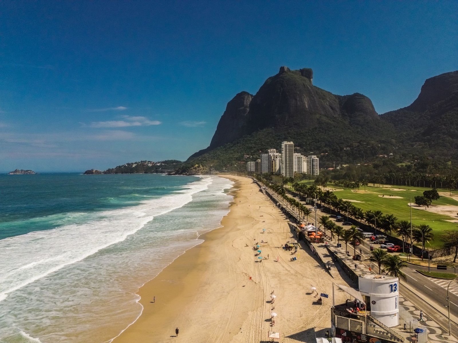 Praia do Recreio: a Praia Família da Zona Oeste do Rio 3 Vista aérea da orla da Praia da Barra próxima ao Recreio