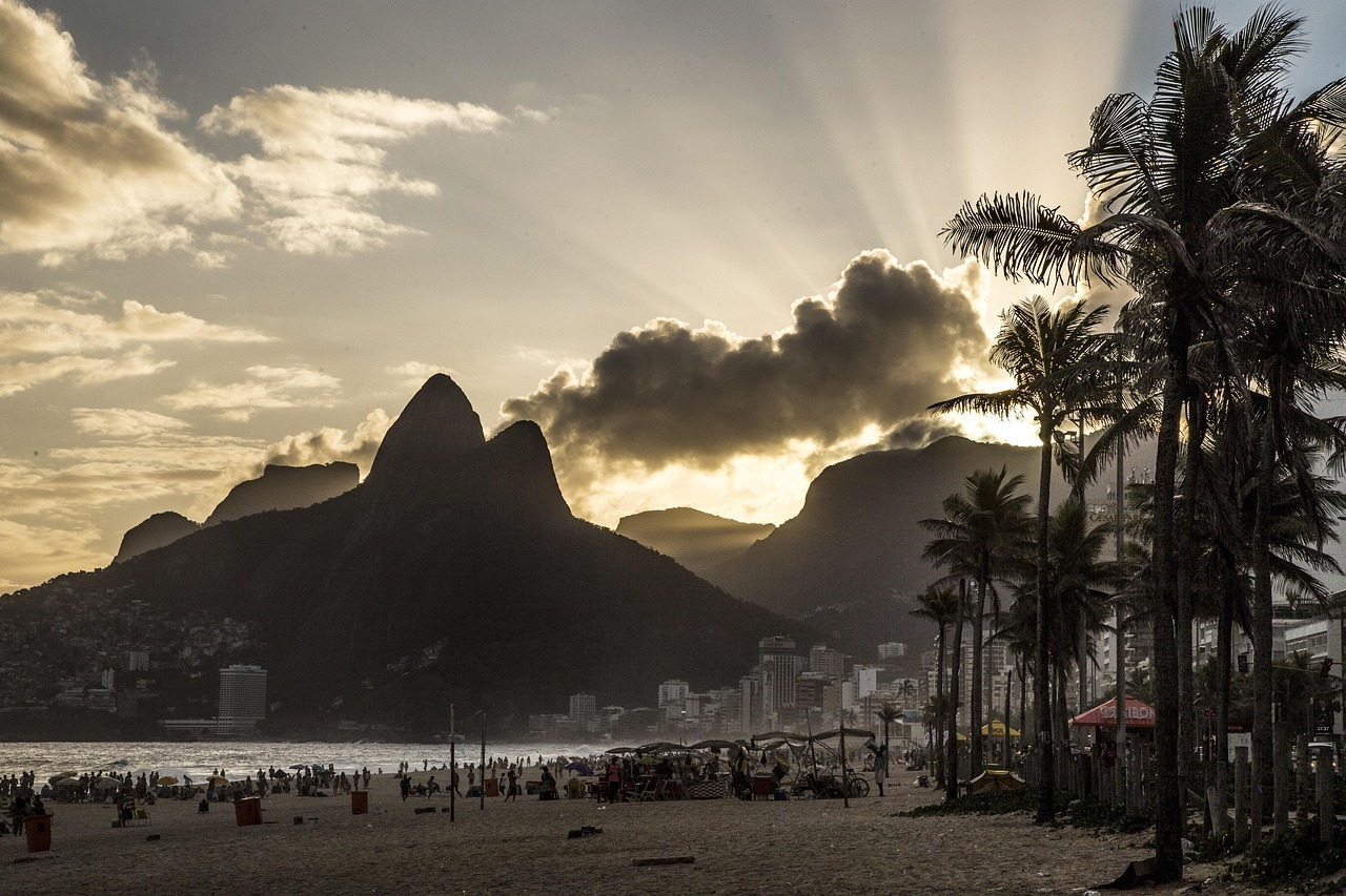 Praia da Prainha Rio: Guia Completo da Praia dos Surfistas 1 Vista aérea da Praia da Prainha no Rio de Janeiro, com mar azul e morros cobertos de mata