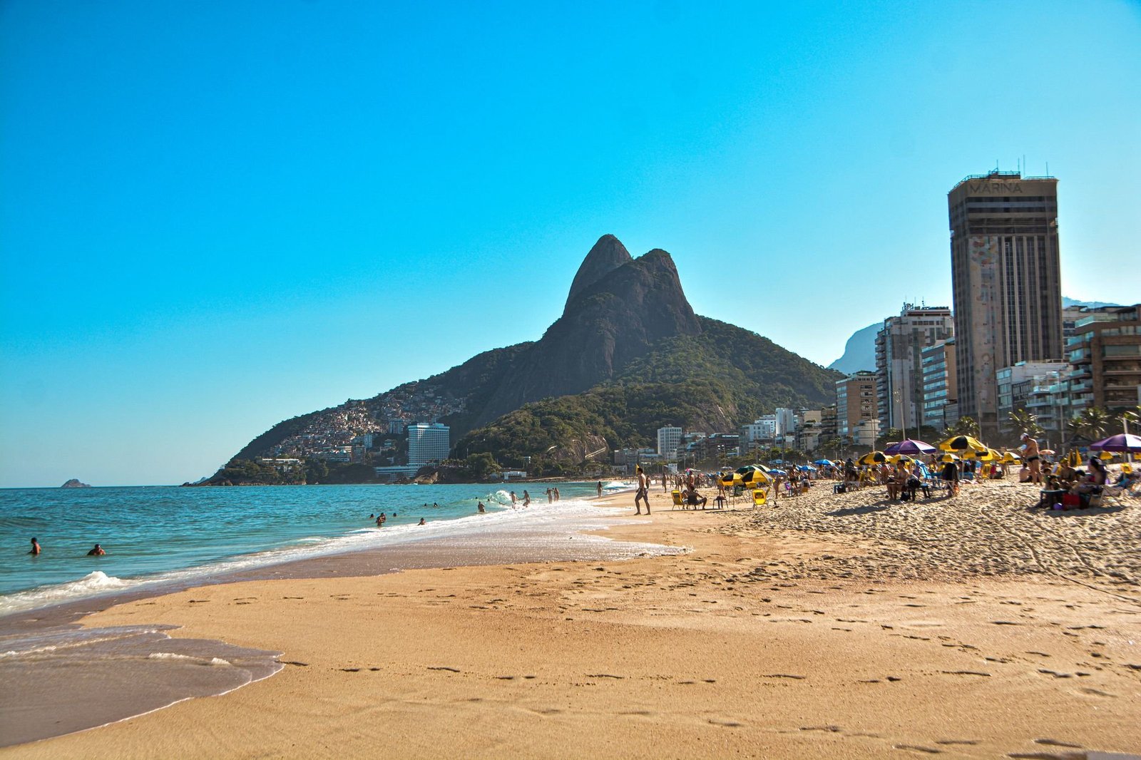 Onde se Hospedar no Rio de Janeiro: Guia por Bairro 2 Vista da Praia de Ipanema com o Morro Dois Irmãos ao fundo, bairro nobre do Rio de Janeiro