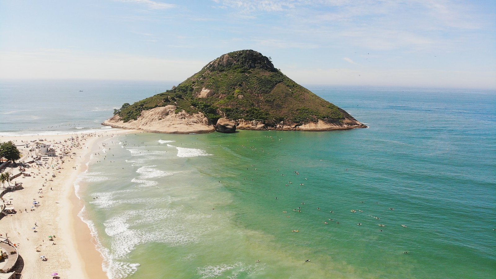 Praia do Recreio: a Praia Família da Zona Oeste do Rio 2 Vista aérea do morro do Pontal próximo à Praia do Recreio