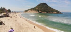 Vista aérea da Praia do Recreio dos Bandeirantes com pessoas na areia