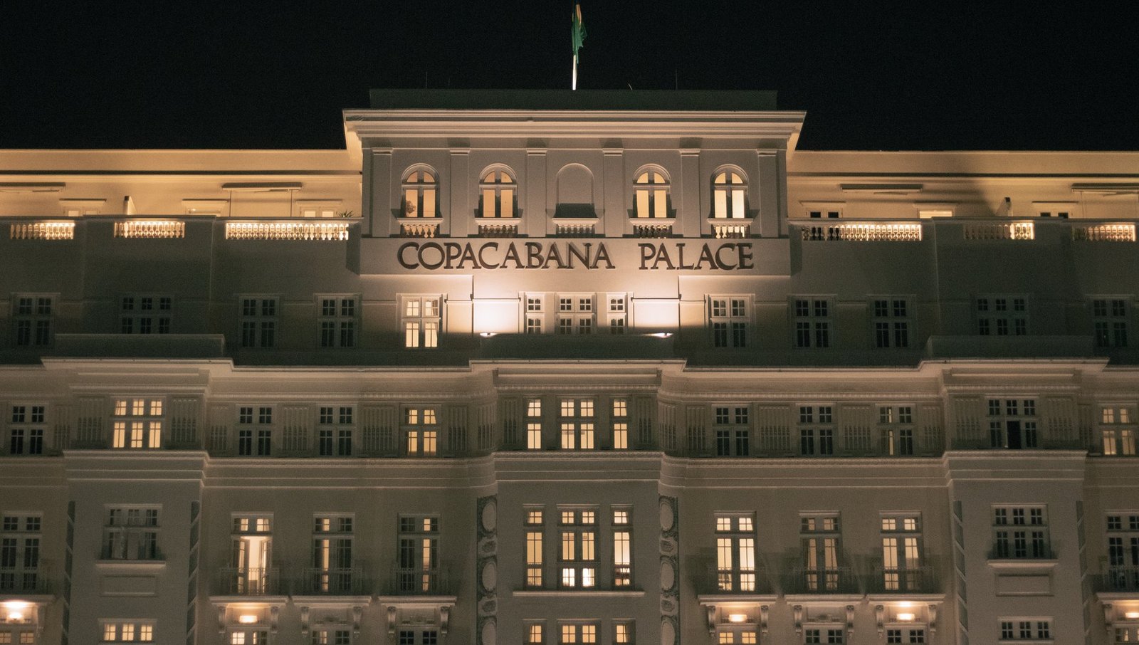 Onde se Hospedar no Rio de Janeiro: Guia por Bairro 1 Hotel Copacabana Palace iluminado à noite em frente à orla de Copacabana, Rio de Janeiro