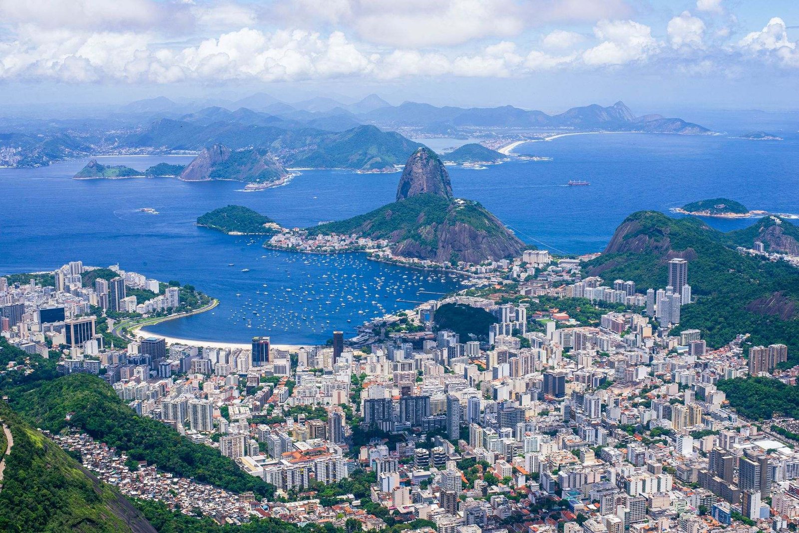 Forte de Copacabana: História, Vista e Museu 3 Vista panorâmica do Rio de Janeiro com o Pão de Açúcar e o mar