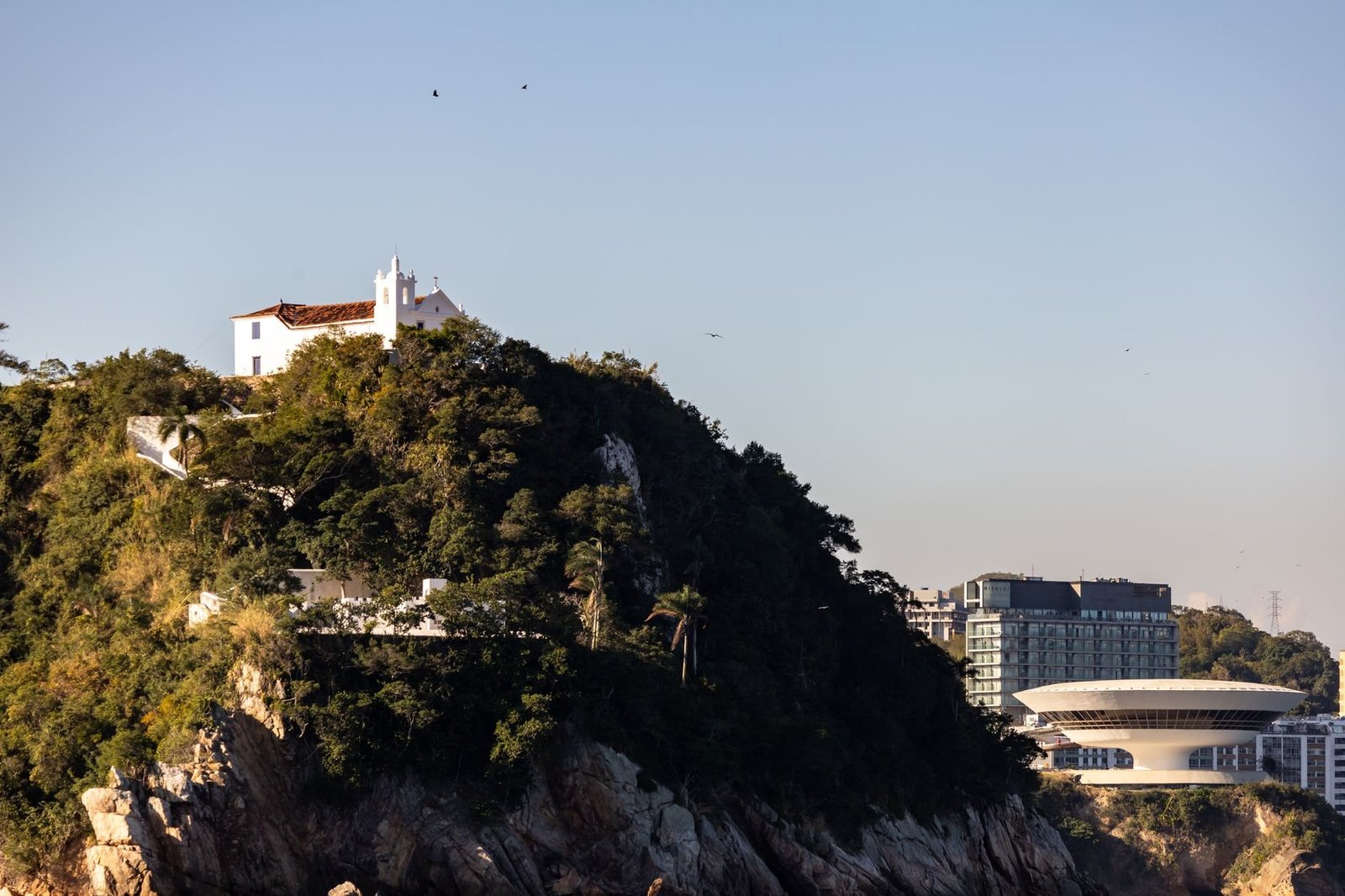 Onde se Hospedar no Rio de Janeiro: Guia por Bairro 4 Vista panorâmica do Rio de Janeiro mostrando a Baía de Guanabara e os bairros da cidade