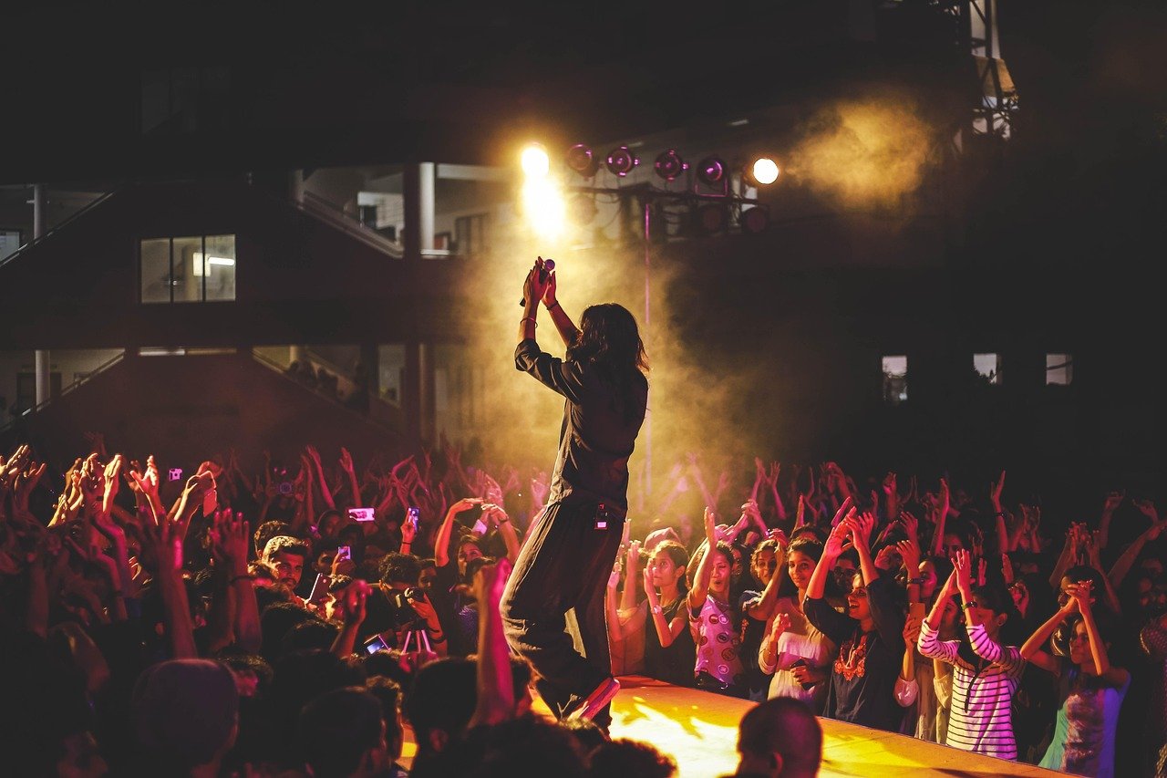 Roberto Carlos no Rio em 2026: datas, ingressos e como chegar ao Qualistage 1 Artista no palco com grande plateia em show de música ao vivo em arena indoor