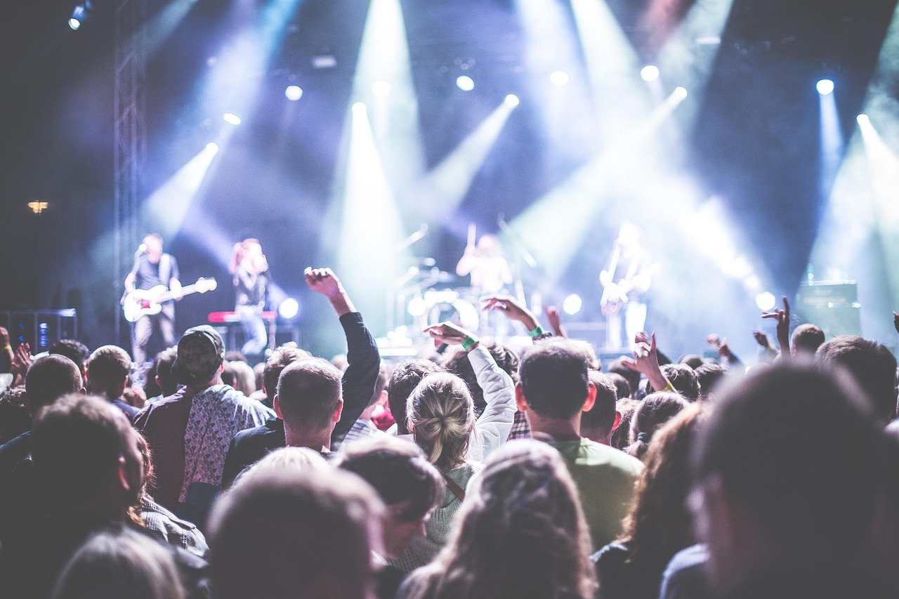 Rock in Rio 2026: datas, lineup, ingressos e como chegar 2 Banda no palco com plateia comemorando em show de música ao vivo no estilo Rock in Rio