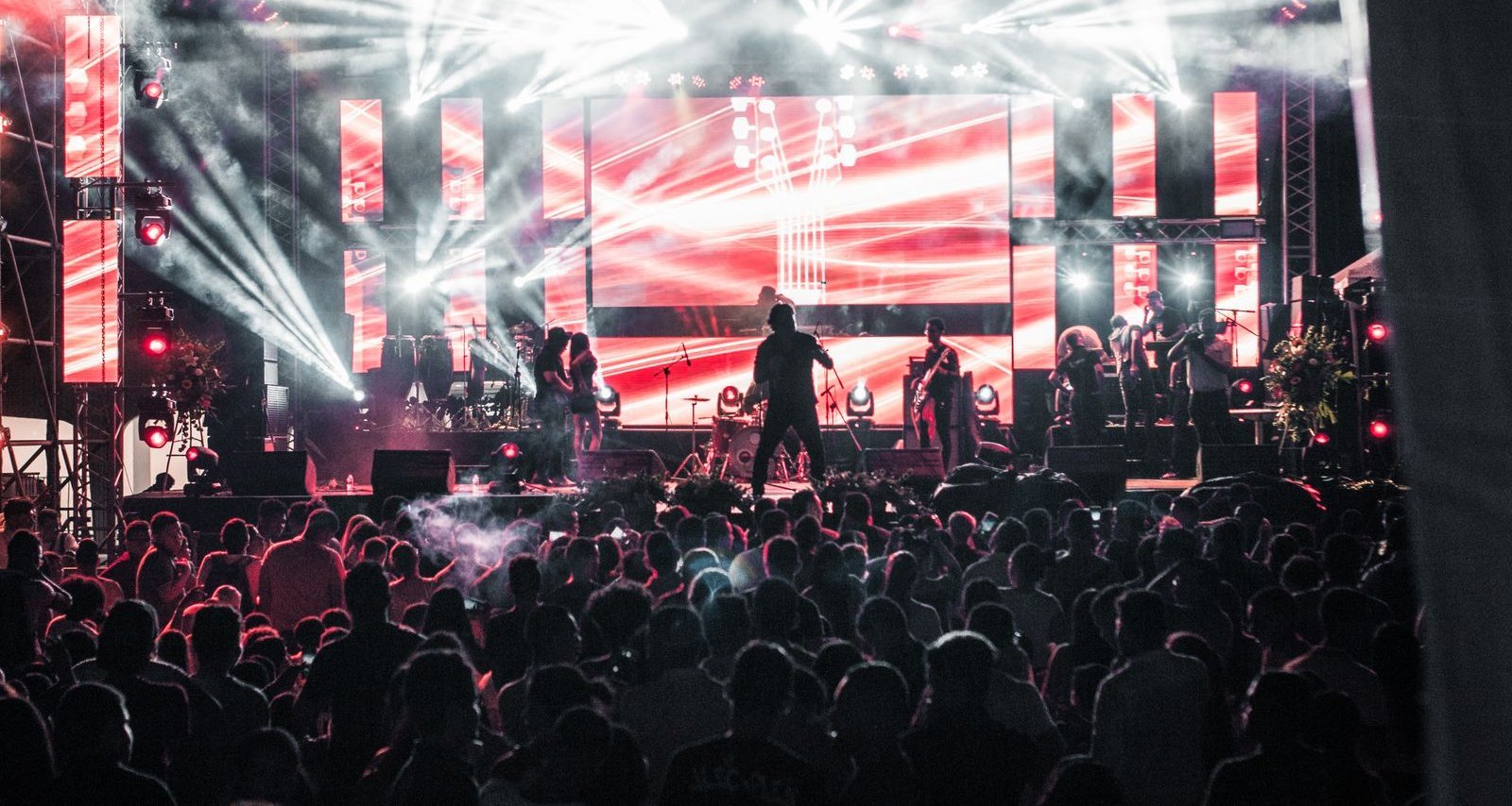 Rock in Rio 2026: Guia Completo para Curtir o Festival 1 Show de música ao vivo com multidão e luzes coloridas no palco, clima de festival de rock