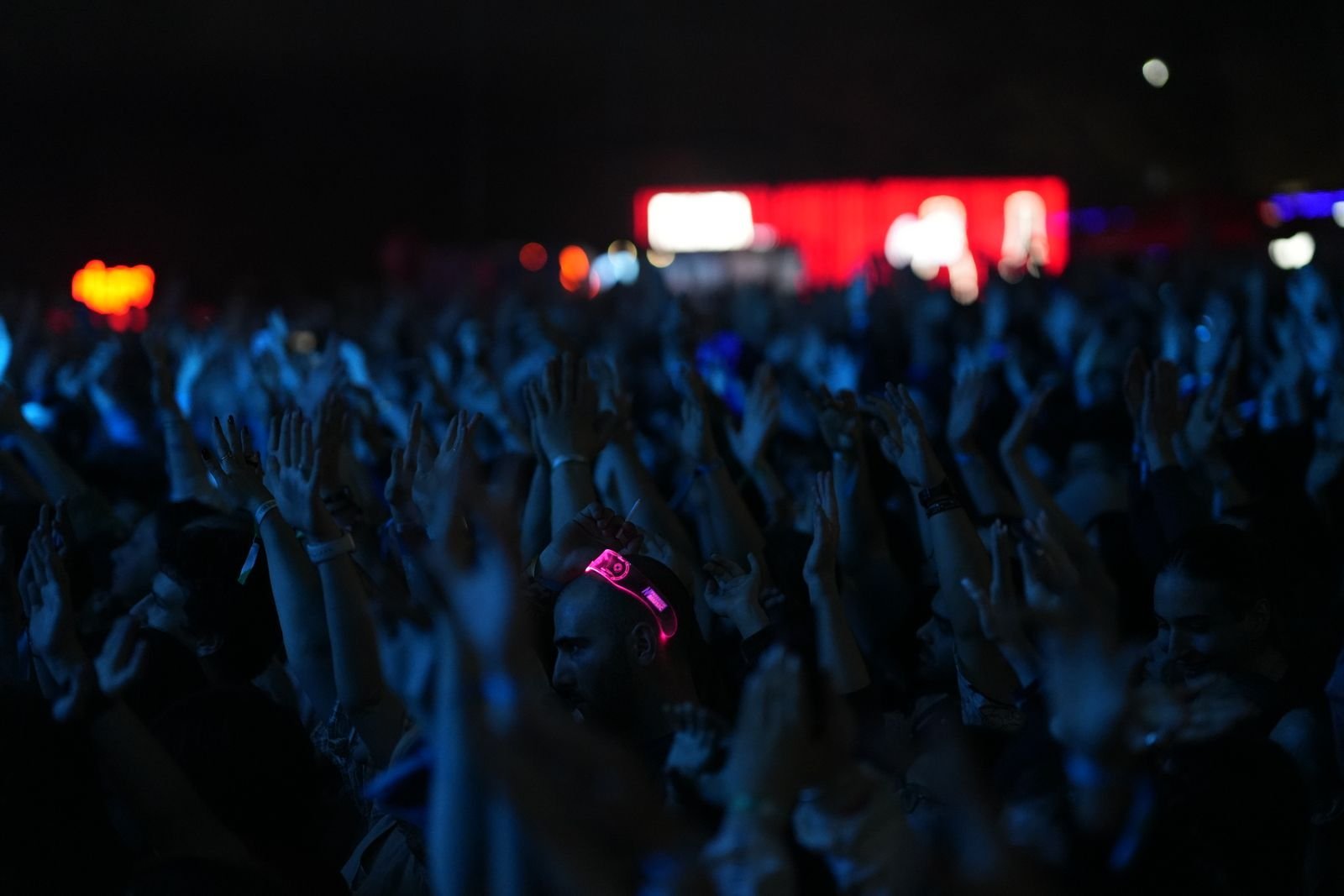 Rock in Rio 2026: Guia Completo para Curtir o Festival 3 Multidão animada curtindo show de música ao vivo durante a noite em festival