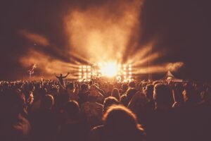 Plateia iluminada em grande show de música ao vivo, como o Rock in Rio na Cidade do Rock