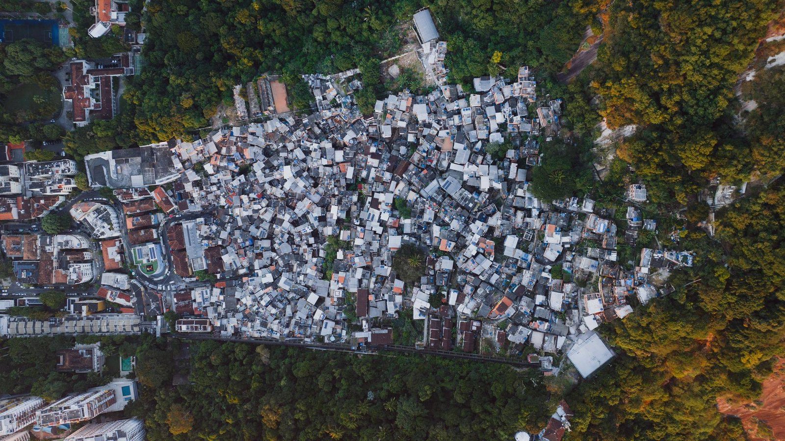 Onde se Hospedar no Rio de Janeiro: Guia por Bairro 3 Vista aérea da Favela Santa Marta no bairro de Santa Teresa, Rio de Janeiro