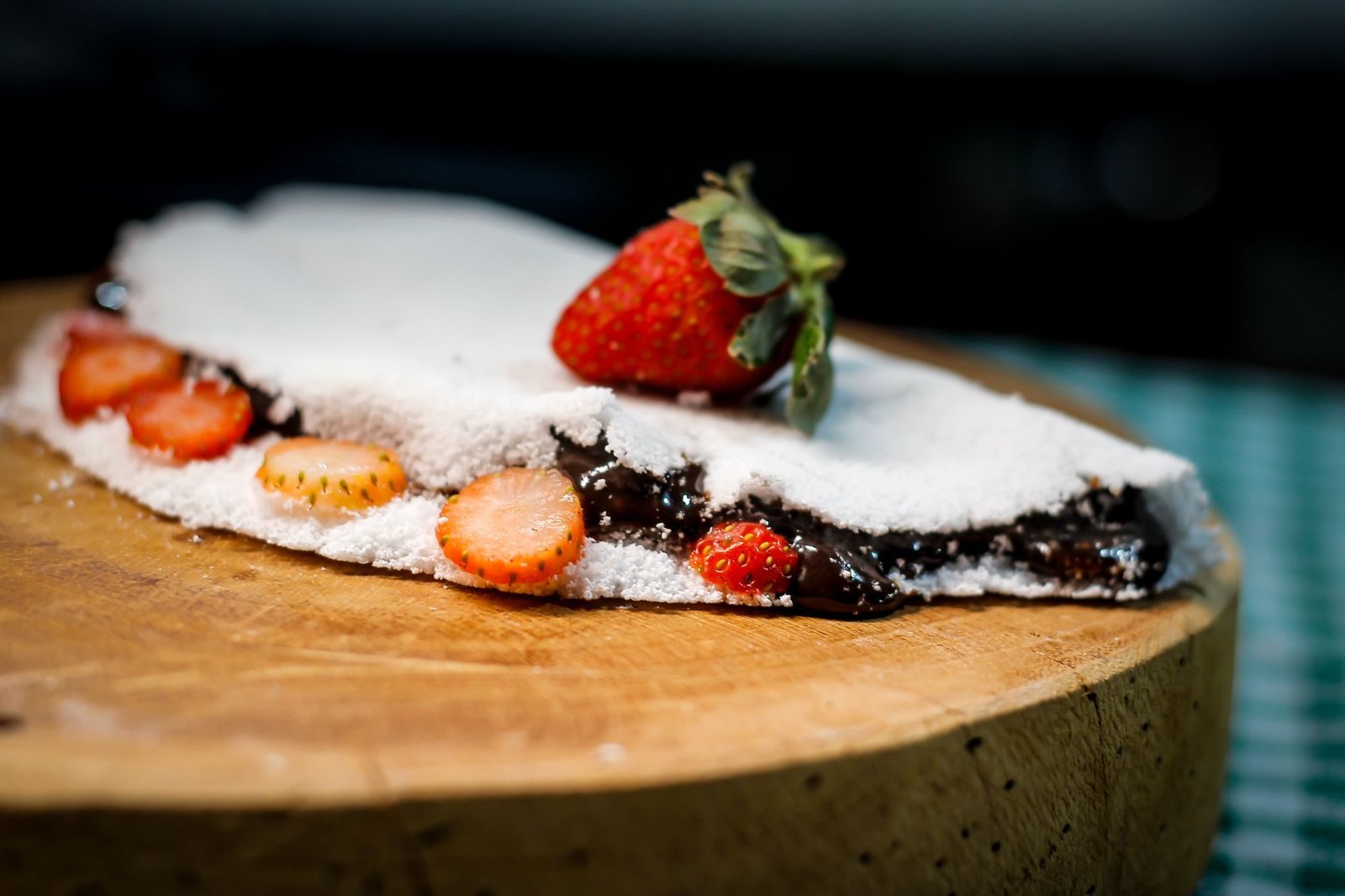 Comidas Típicas do Rio de Janeiro: o Que Comer na Cidade 3 Tapioca recheada com frutas servida sobre tábua de madeira, comida típica brasileira