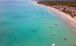 Praia tranquila de Búzios com água cristalina e areia clara