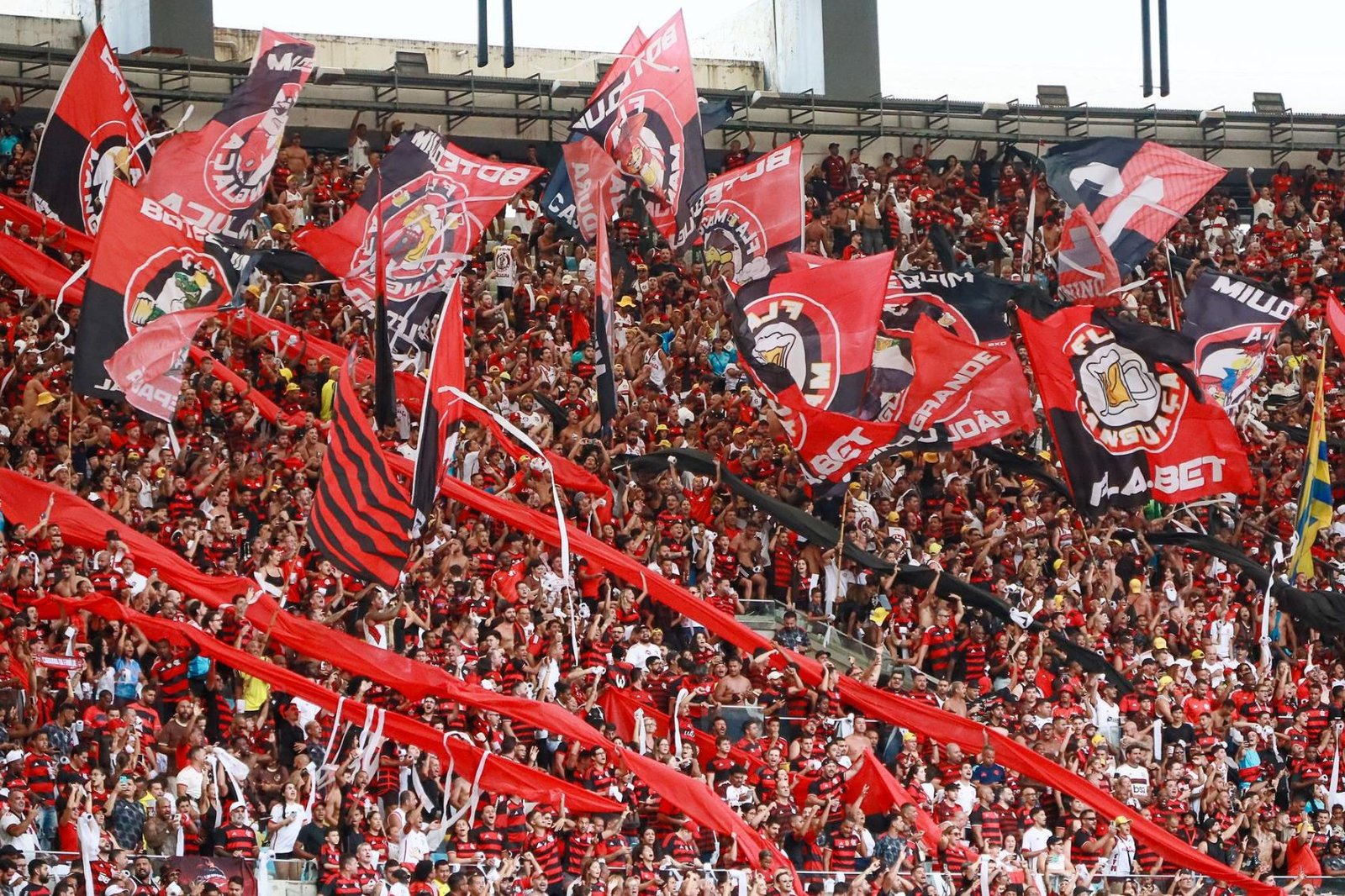 Tour no Maracanã: Como Funciona, Preços e Bastidores 3 Torcida com bandeiras em jogo no Maracanã