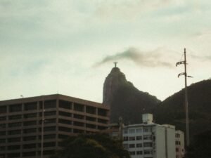 Trem do Corcovado subindo em direção ao Cristo Redentor no Rio de Janeiro